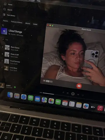Пример фотографии экрана MacBook с интерфейсом Spotify и окном Photo Booth.