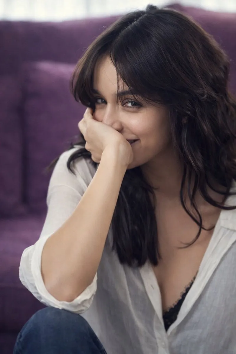 Пример промпта для портрета Shraddha Kapoor в полупрозрачной рубашке. · пример 2