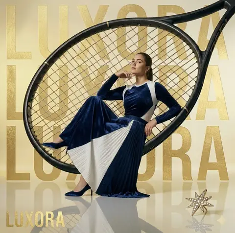 Пример рекламы LUXORA с женщиной в бархатном платье внутри рамы теннисной ракетки.