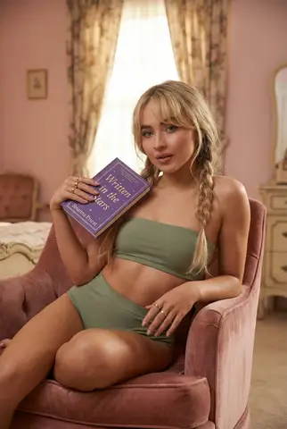 Промпт для мягкого гламурного портрета Sabrina Carpenter в розовом винтажном интерьере.