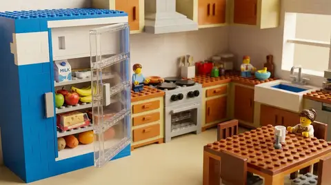 Пример промта для кухни из блоков Lego с настоящей едой в холодильнике.