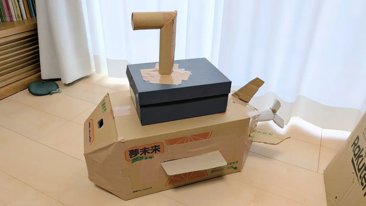 Короткий промпт для концепта детской подводной лодки из коробки. · пример 3