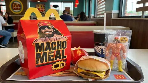 Винтажный рекламный кадр McDonald’s 1980-х с Macho Man Randy Savage и набором Macho Meal.