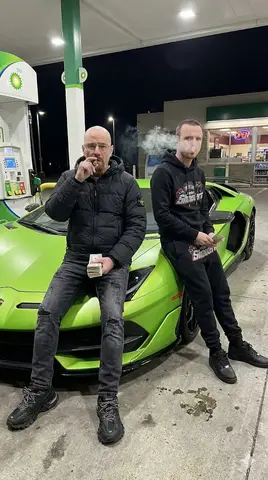 Уолтер Уайт и Джесси Пинкман стоят у лаймово-зелёного Lamborghini на ночной заправке BP; старший держит деньги и сигару, младший выдыхает дым.