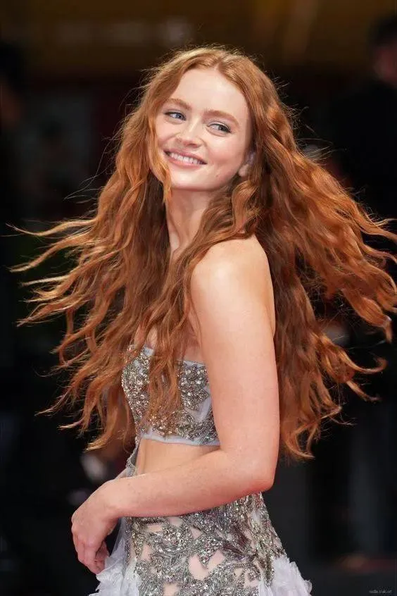 Пример JSON-промта для трёх модных образов Sadie Sink. · пример 2