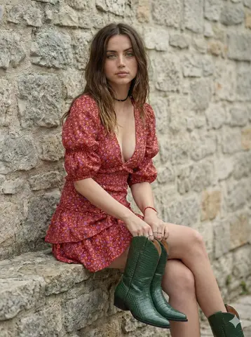 Пример JSON-промпта для богемного портрета Ana de Armas с ковбойским сапогом.