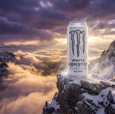 Пример промпта для рекламного кадра банки White Monster Energy Ultra на горном пике.