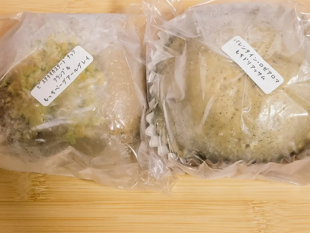 Короткая подпись о покупках и предвкушении еды, дополненная эмодзи и каомодзи. · пример 4