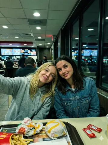 Пример промта о Сидни Суини и Ане де Армас в McDonalds.