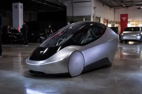 Пример промпта для фотореалистичного одноместного прототипа Tesla на инженерной площадке.