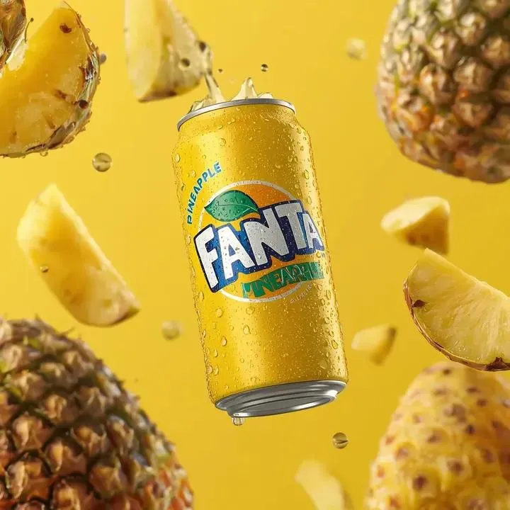 Промпт для рекламной фотографии жёлтой банки Fanta с ломтиками ананаса в воздухе. · пример 4