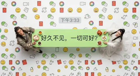 Миниатюрные люди сидят за столом в форме пузыря WeChat на фоне фирменного узора.