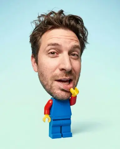 Иллюстрация к промпту о минифигурке LEGO с фотореалистичной головой.