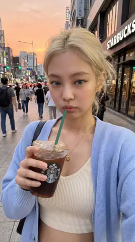 Селфи девушки на фоне вечерней улицы Сеула и вывески Starbucks.