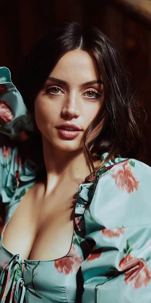 Структурированная подборка сцен и образов Sydney Sweeney и Ana de Armas для разных фотосессий. · пример 4