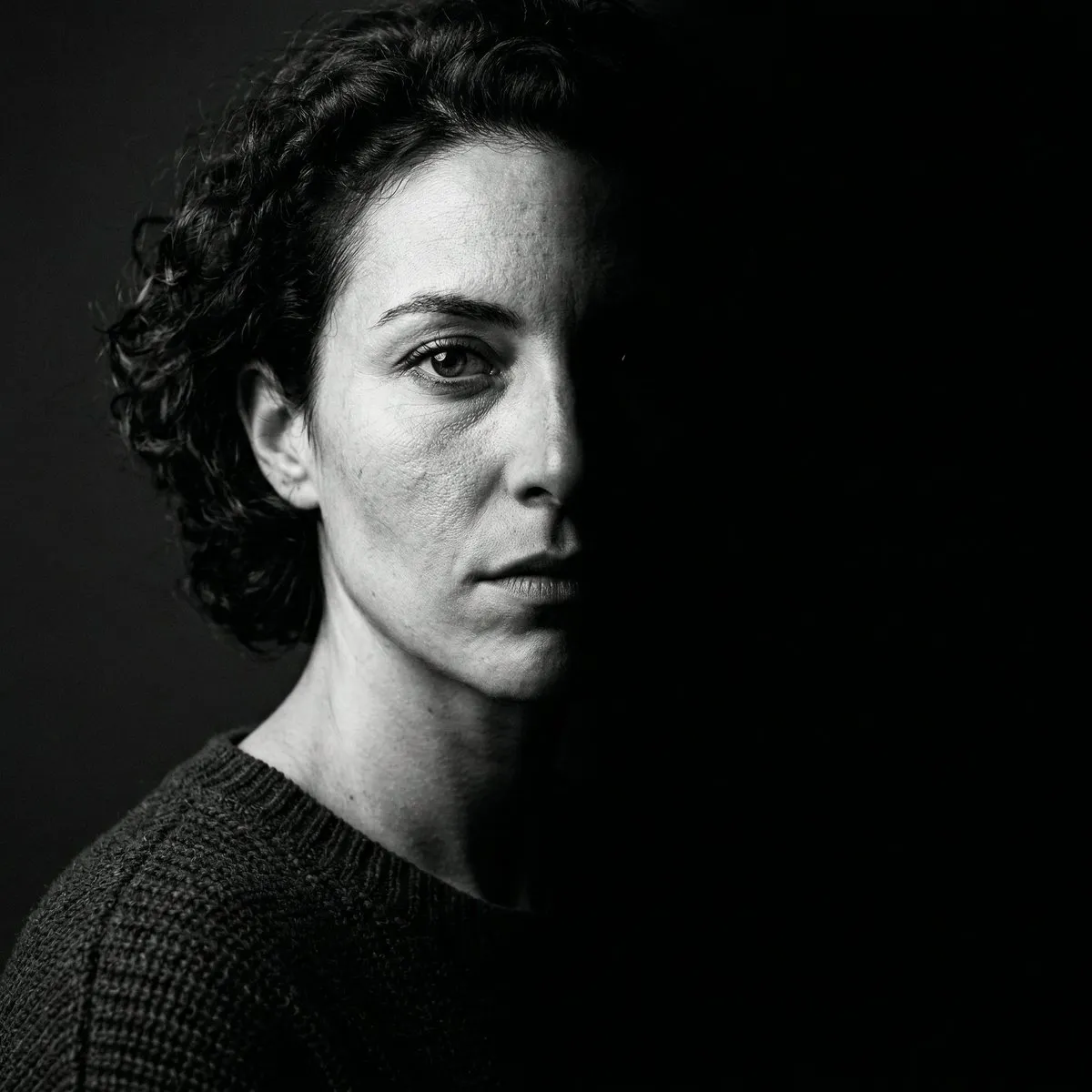 Четыре примера генерации изображений: портрет, уличный кадр, смарт-часы и фестивальный постер · пример 2