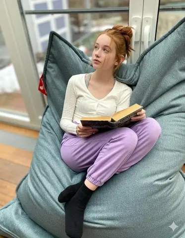 Промпт для портрета рыжеволосой девушки с веснушками, читающей книгу у окна.