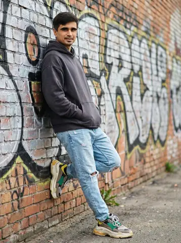 Пример промпта для преобразования референсного фото в портрет в стиле streetwear без стилизации лица.