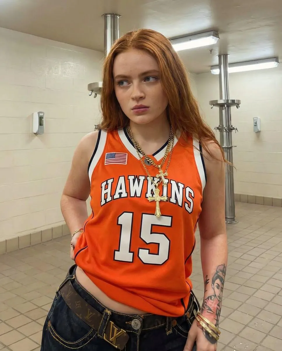 Промт для образа Сэди Синк в оранжевой майке HAWKINS и джинсовых шортах. · пример 2