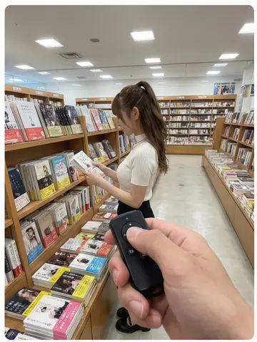 Пример промпта для четырёх сцен в книжном магазине с реакцией старшего коллеги.