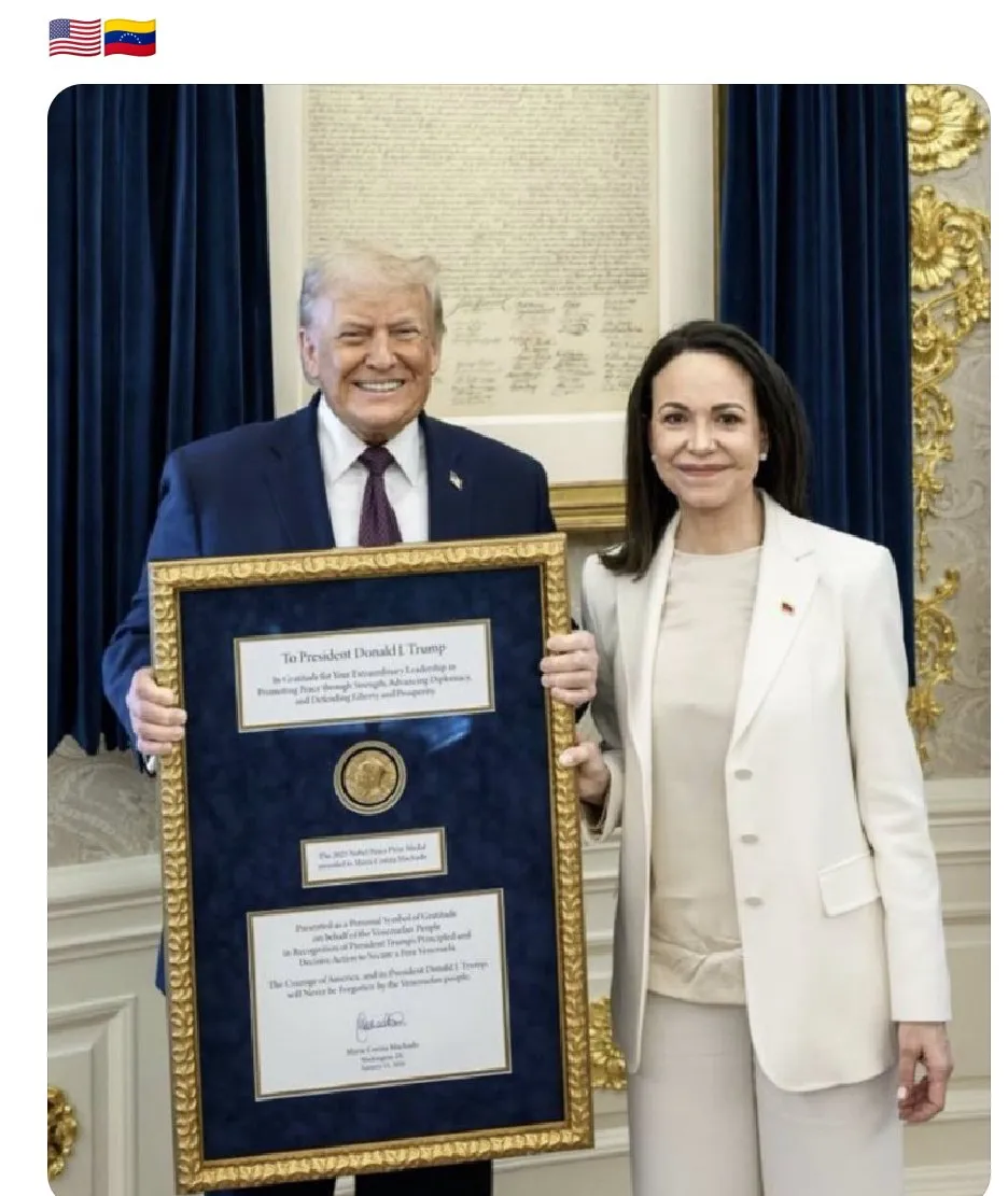 Мария Корина Мачадо вручает Дональду Трампу медаль в торжественном интерьере. · пример 2