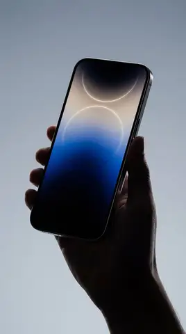 Текстовый промпт для двух студийных предметных снимков Apple Watch и iPhone 17.