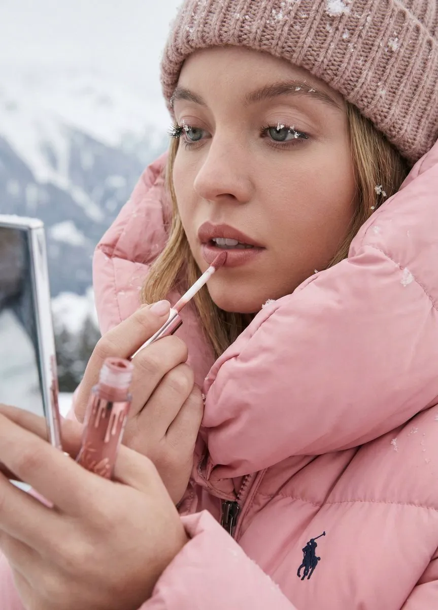 Девушка наносит помаду Kylie Cosmetics среди снега в Альпах. · пример 3