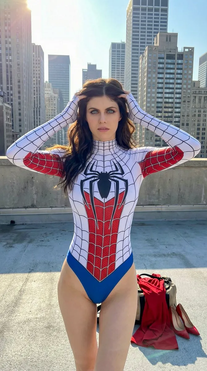 Женщина в боди Spider-Man стоит на крыше нью-йоркского небоскрёба · пример 2