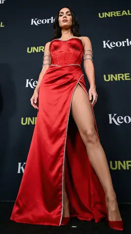 Пример JSON-промпта для портрета Megan Fox с нижнего ракурса.