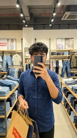 Пример из источника по промпту для зеркального селфи с покупками в Levi’s.