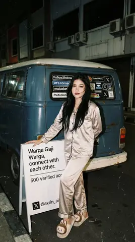 Промпт для ночного портрета женщины у фургона VW Combi в эстетике аналоговой фотографии.