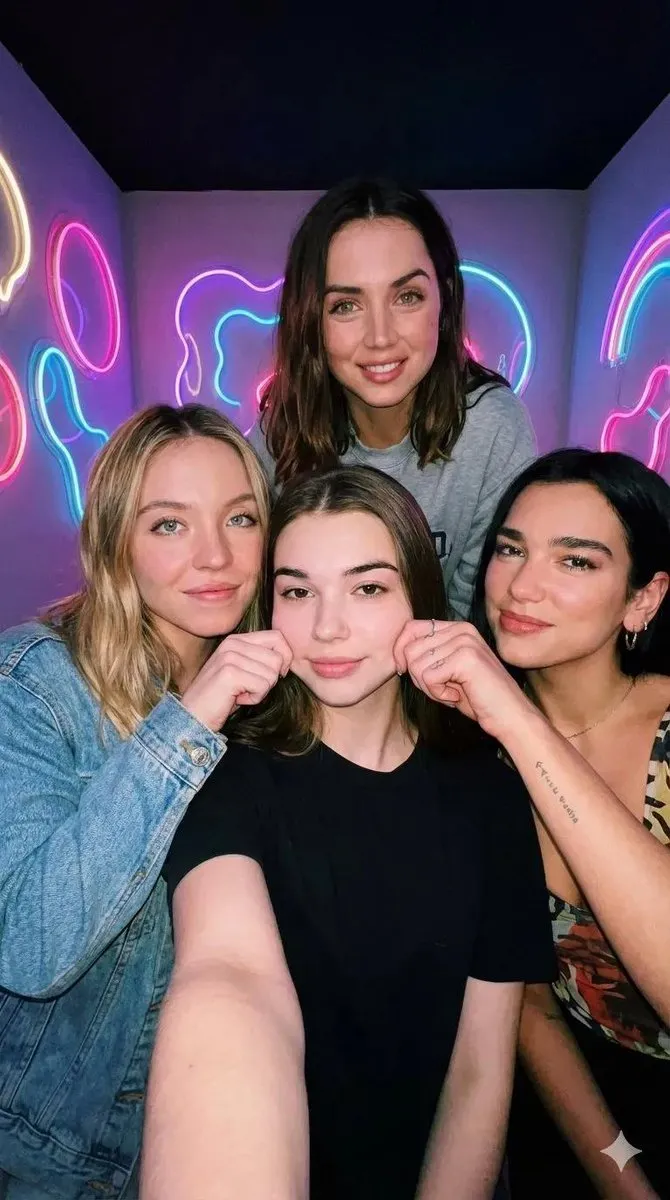 Пример структурированного промпта для селфи с Sydney Sweeney, Ana de Armas и Dua Lipa при неоновом свете.