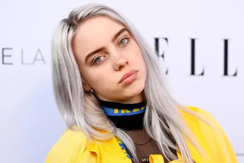 Пример промпта для портрета Billie Eilish в ярком уличном образе.
