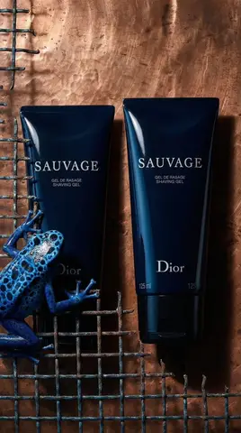 Промпт для фотографии геля для бритья Dior Sauvage на медном фоне.