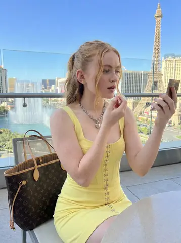 Промт для летнего портрета Сидни Суини на фоне фонтанов Bellagio.