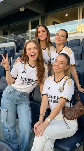 Пример промпта для группового портрета в футболках Real Madrid на стадионе.