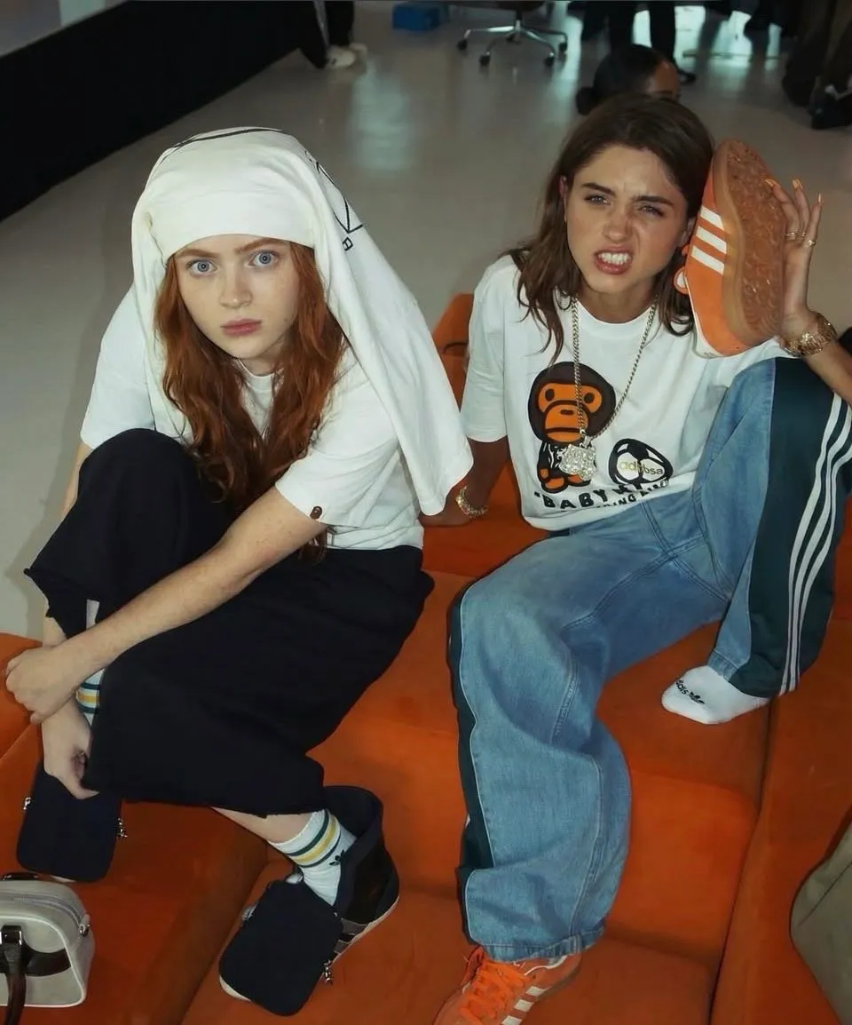 Пример промпта для фотоальбома с персонажами Nancy и MAX из Stranger Things. · пример 1