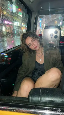 Пример промта для непринуждённой ночной фотографии в такси.