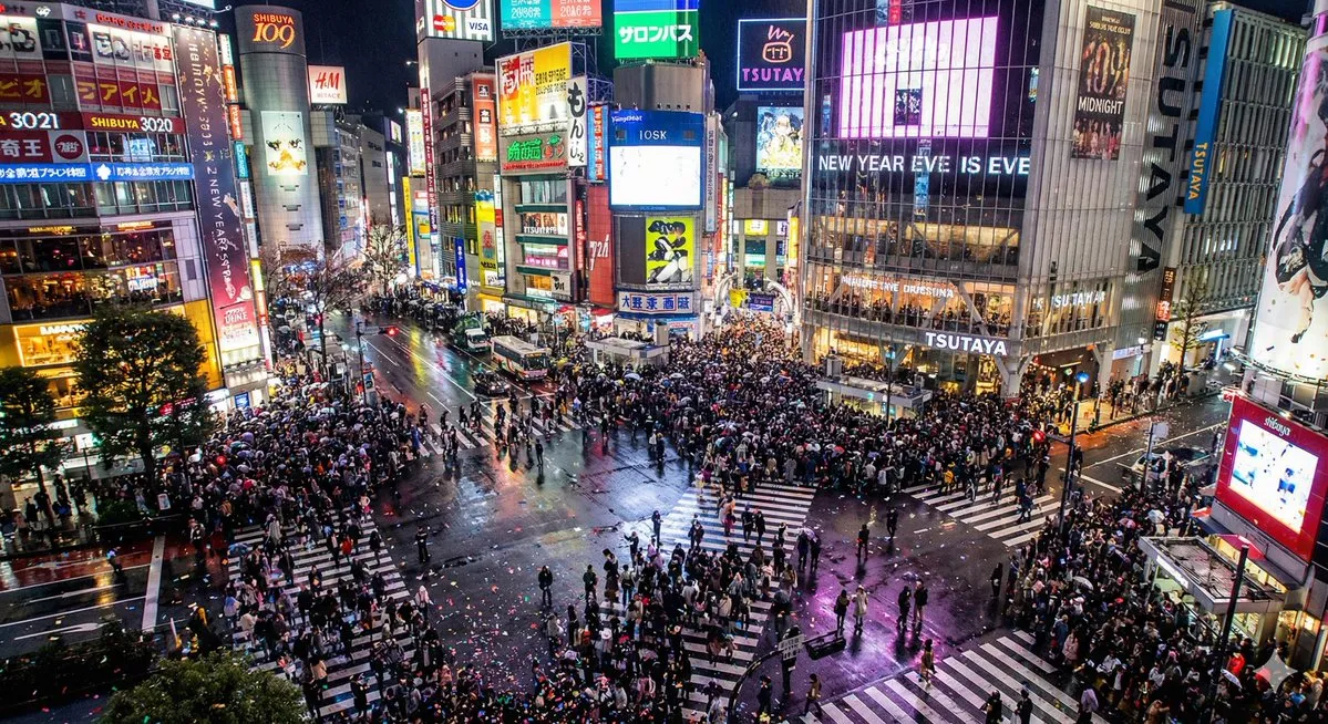 Пример источника для промпта о новогодней ночи на перекрёстке Shibuya Scramble Crossing. · пример 2