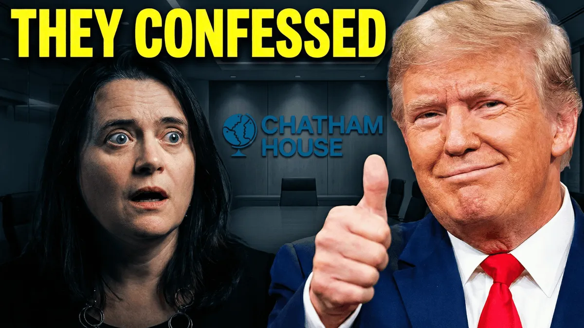 Трамп улыбается справа, а шокированный человек реагирует на него слева на фоне зала заседаний.