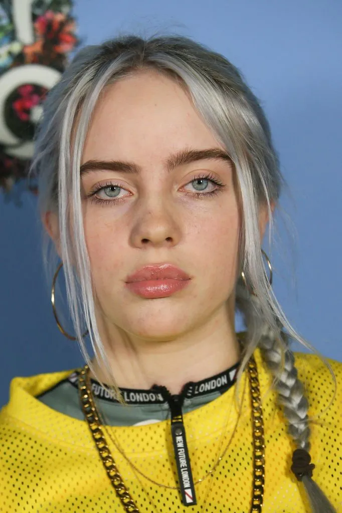 Пример промпта для портрета Billie Eilish в ярком уличном образе. · пример 3