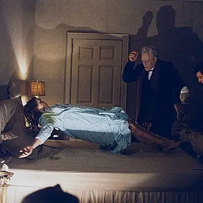 Короткий промпт просит создать закулисный кадр по сцене из The Exorcist.