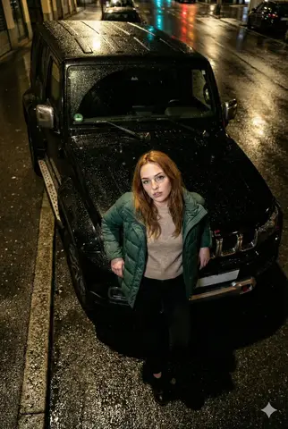 Человек опирается на капот чёрного BAIC BJ40 ночью и смотрит вверх в камеру; вспышка отражается на мокром асфальте.