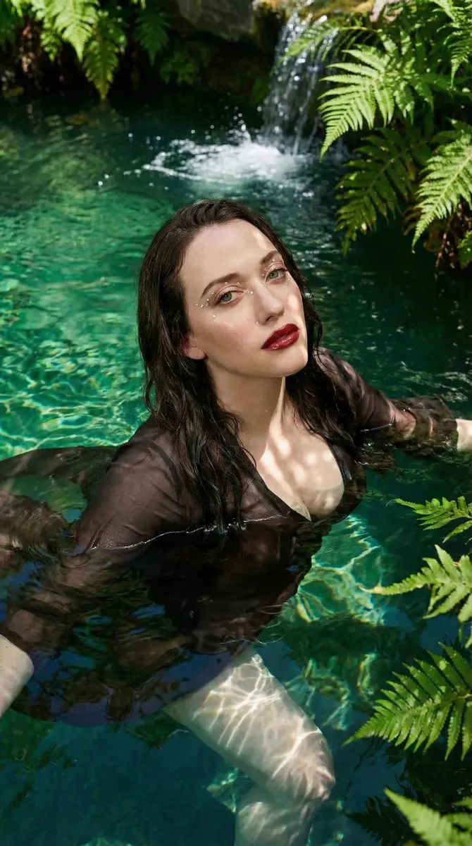Пример промпта для редакционного портрета Sydney Sweeney в изумрудном водоёме тропического леса. · пример 3