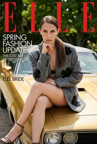 Пример промта для обложки ELLE с моделью на капоте винтажного автомобиля.