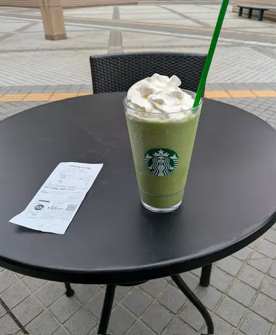 В Starbucks заказывают Matcha Cream Frappuccino размера Venti.