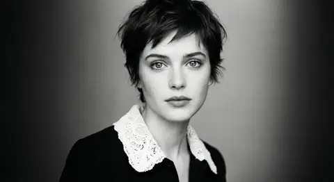 Монохромный крупный портрет молодой женщины на минималистичном градиентном фоне.