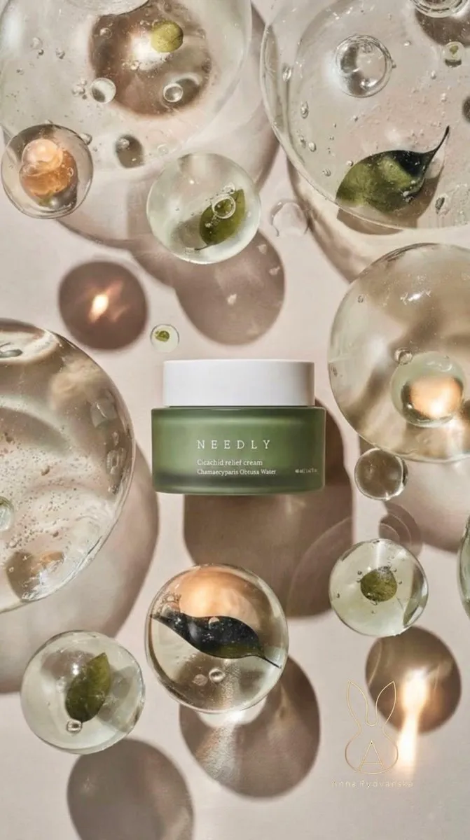 Пример промпта для натюрморта с банкой NEEDLY Cicachid relief cream и прозрачными стеклянными сферами.
