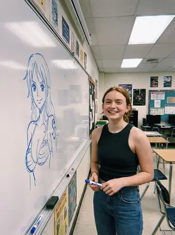 Пример промпта для снимка Sadie Sink у доски с рисунком Nami