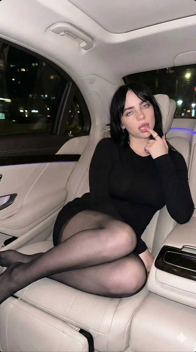 Молодая женщина на заднем сиденье автомобиля при свете вспышки · пример 2